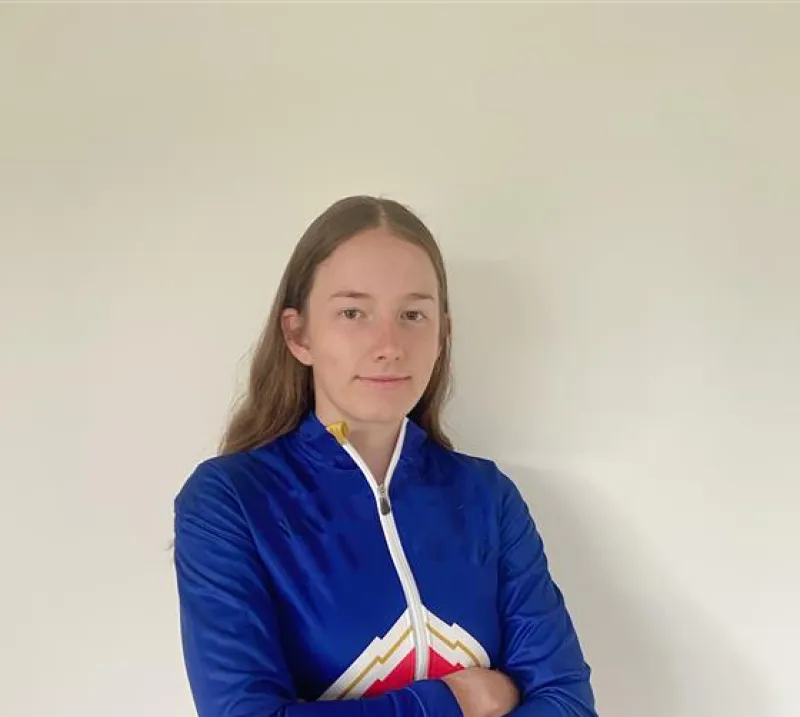 Portrait de Léonie Perry, athlète en ski de fond