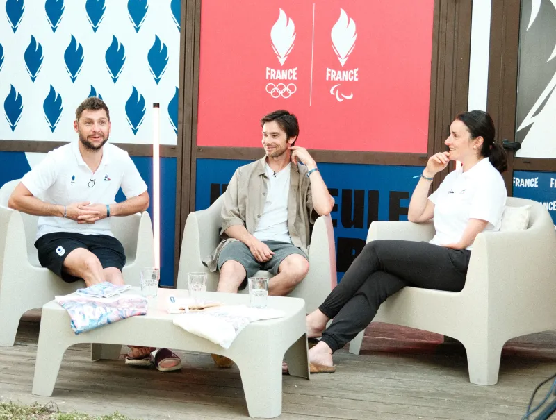 Benjamin Daviet à droite, Kevin Rolland au centre et Marie Bochet à droite reviennent sur le rôle marquant de porte-drapeau