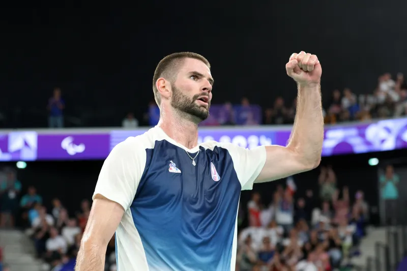 Lucas Mazur serrant le poing à Paris 2024