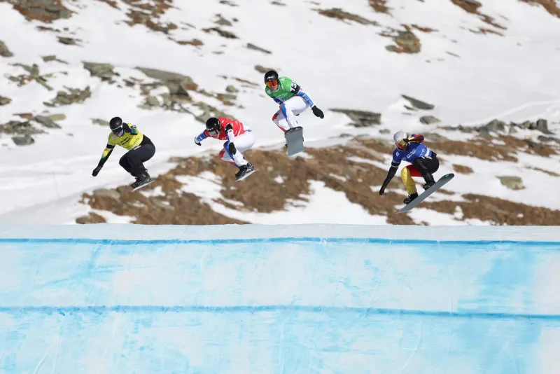 Aidan et Jonas Chollet, athlète en action en snowboard