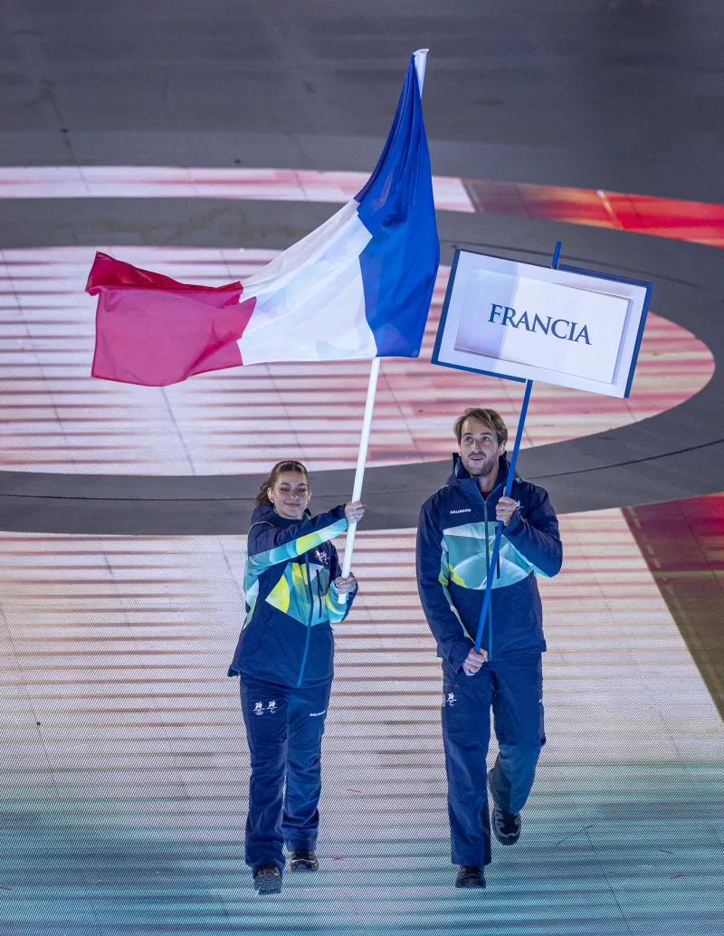 Le drapeau français tenue par des bénévoles lors de la cérémonie d'ouverture des Jeux Paralympiques de Milan-Cortina 2026