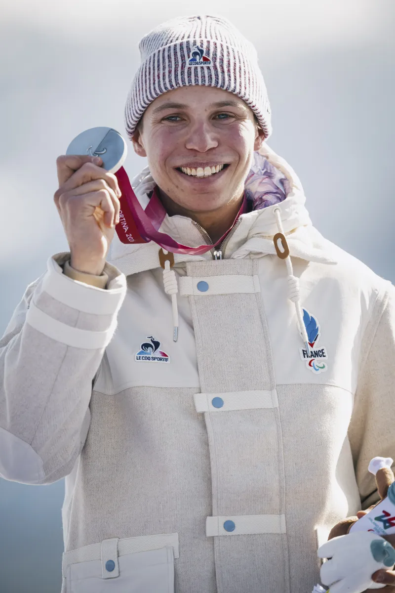 Photo d'Arthur Bauchet et de sa médaille d'argent sur le podium de la descente