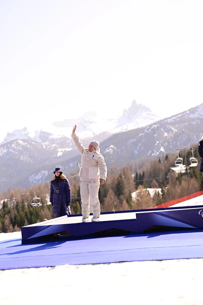 Aurélie Richard sur la podium de la descente des Jeux Paralympiques de Milan-Cortina