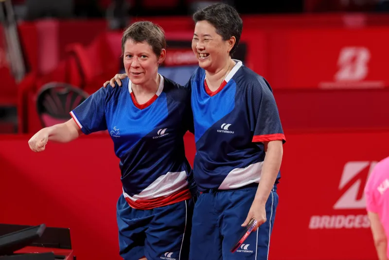 Des filles en bronze
