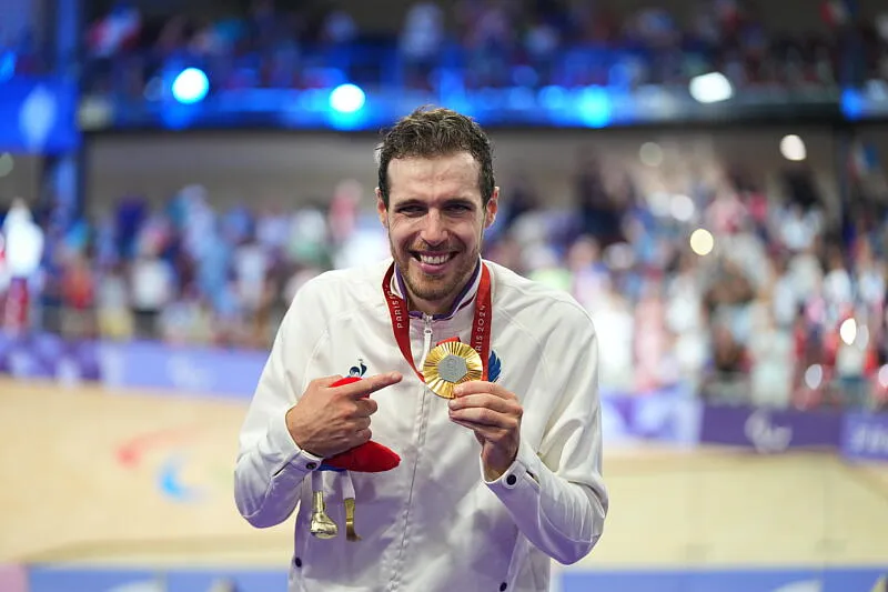 Foulon doré, Léauté double médaillé, Le Rousseau bronzé