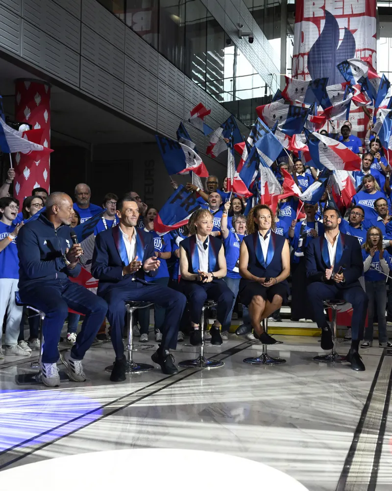 30 supporters Allez les Bleus pour l'annonce des porte-drapeaux sur France TV