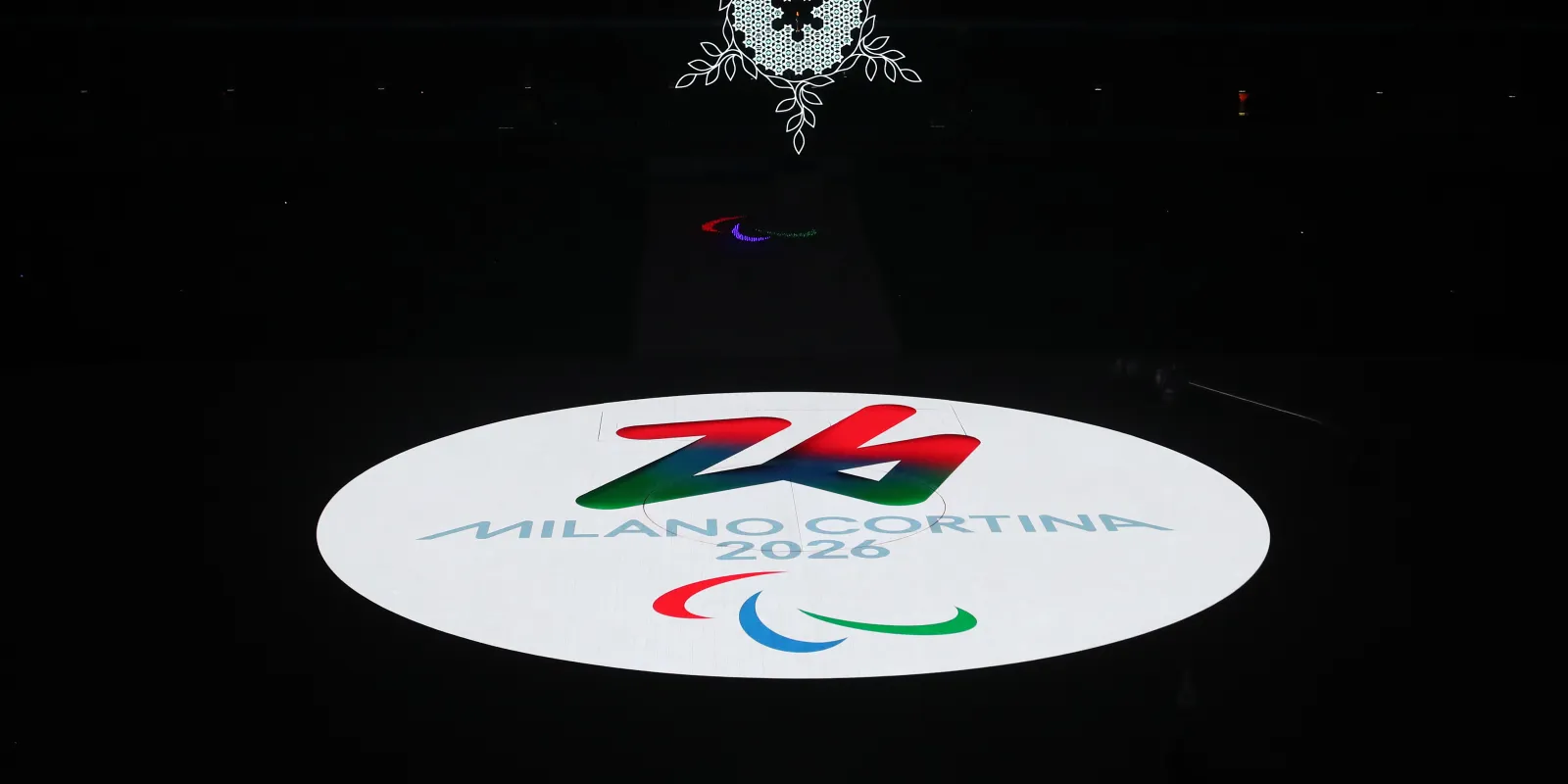 Photo du logo des Jeux Paralympiques de Milan-Cortina 2026 projeté lors de la cérémonie de clôture des Jeux Paralympiques de Pékin 2022