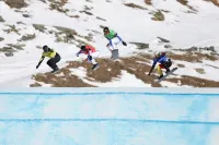 Aidan et Jonas Chollet, athlète en action en snowboard
