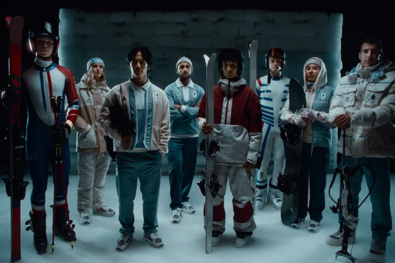 Visuel de la campagne “Le retour du frisson“ pour les Jeux de Milan-Cortina avec Arthur Bauchet, Emily Harrop, Adam Siao Him Fa, Benjamin Daviet, Perrine Laffont, Alexis Pinturault, Cécile Hernandez et Quentin Fillon Maillet 