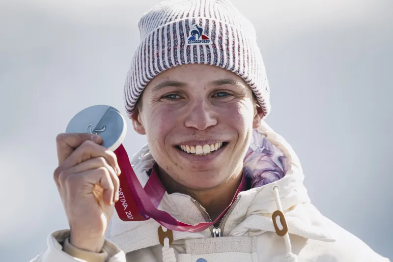 Photo d'Arthur Bauchet et de sa médaille d'argent sur le podium de la descente