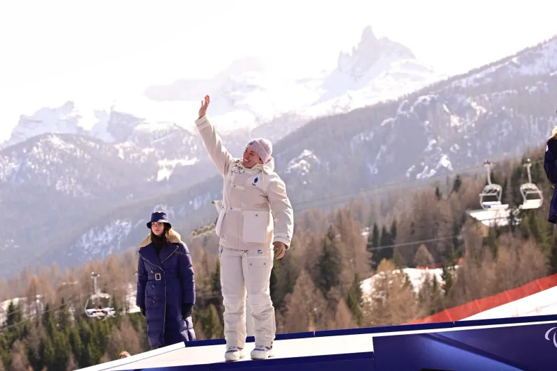 Aurélie Richard sur la podium de la descente des Jeux Paralympiques de Milan-Cortina
