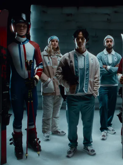 Visuel de la campagne “Le retour du frisson“ pour les Jeux de Milan-Cortina avec Arthur Bauchet, Emily Harrop, Adam Siao Him Fa, Benjamin Daviet, Perrine Laffont, Alexis Pinturault, Cécile Hernandez et Quentin Fillon Maillet 