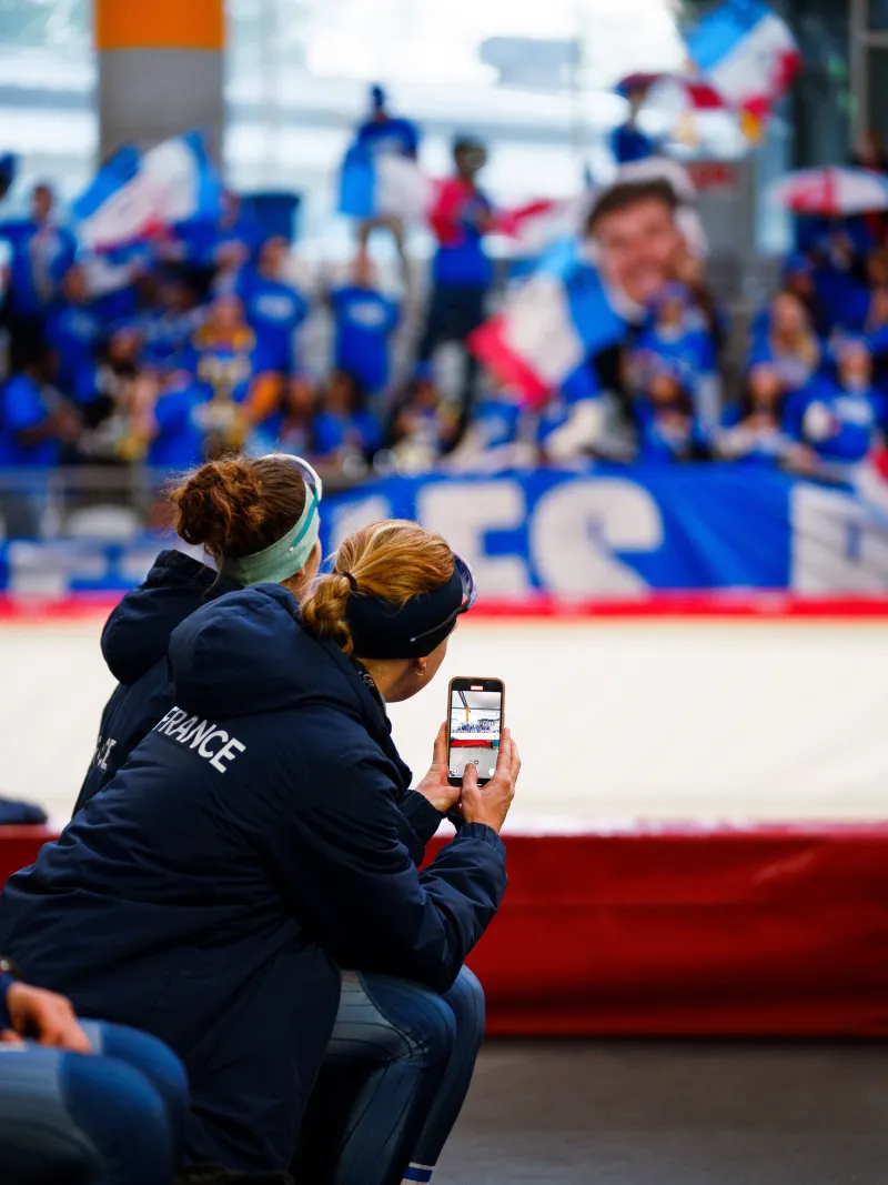 Athlète français de Long track filmant les supporters