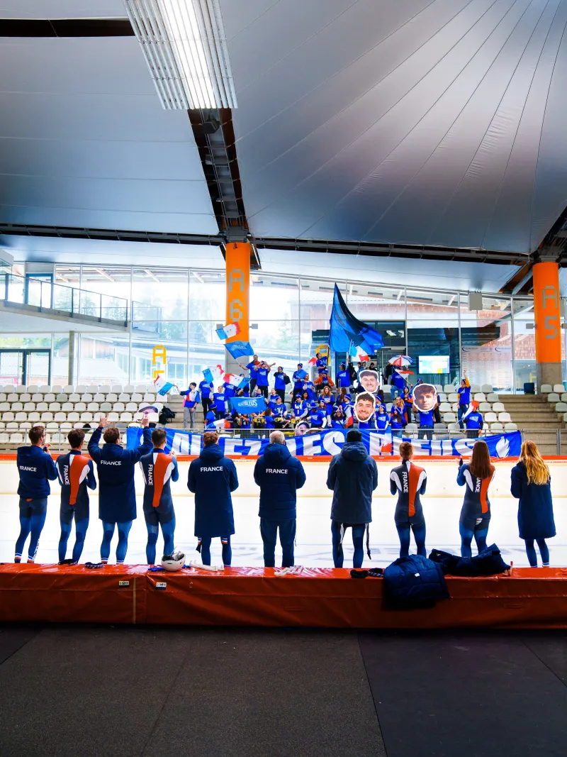 Les supporters et les patineurs en clapping à Inzell